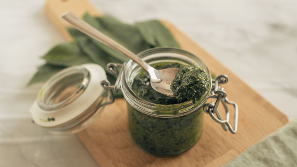 Bärlauch-Pesto: Frische Frühlingsküche im Handumdrehen. Erfahre, wie du dieses köstliche Pesto mit Bärlauch selbst zubereiten kannst.