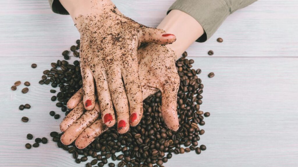Kaffeesatz nicht wegwerfen und Geld sparen! Nutze ihn als Multitalent für Garten, Küche und Kosmetik. Koffein, Stickstoff, Kalium und Phosphor machen ihn zum Alltagshelfer.