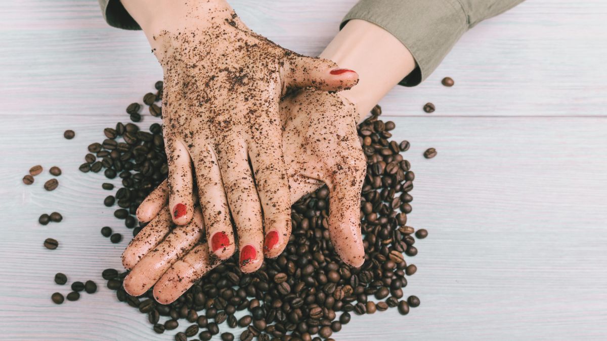Kaffeesatz nicht wegwerfen! Nutze ihn als Multitalent für Garten, Küche und Kosmetik. Koffein, Stickstoff, Kalium und Phosphor machen ihn zum Alltagshelfer.
