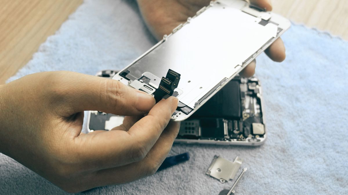 Reparaturfreundliche Smartphones: Welche Teile können ersetzt werden und wie viel kostet es? Handys wie das iPhone zu reparieren, ist fast immer möglich, auch bei Displayschaden oder Totalausfall.