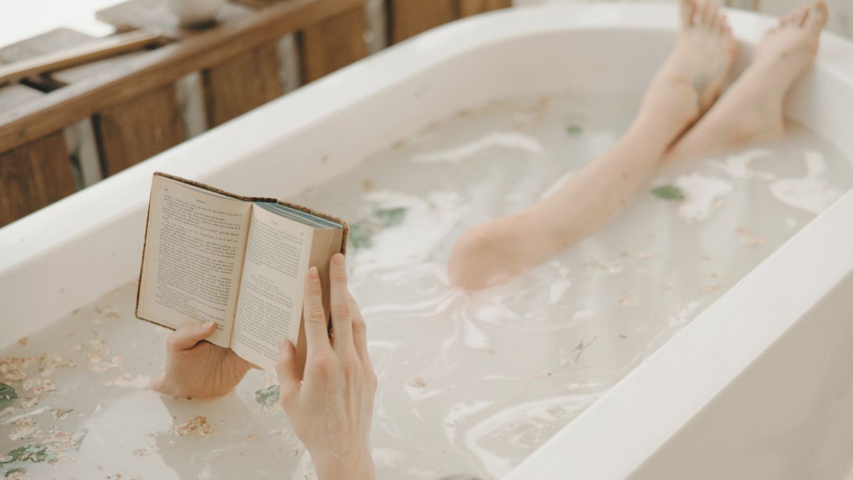 Das Basenbad ist perfekt zum Entspannen und Entschlacken. Mit nur zwei Zutaten kannst du dein Basenbad selber machen und sparen.