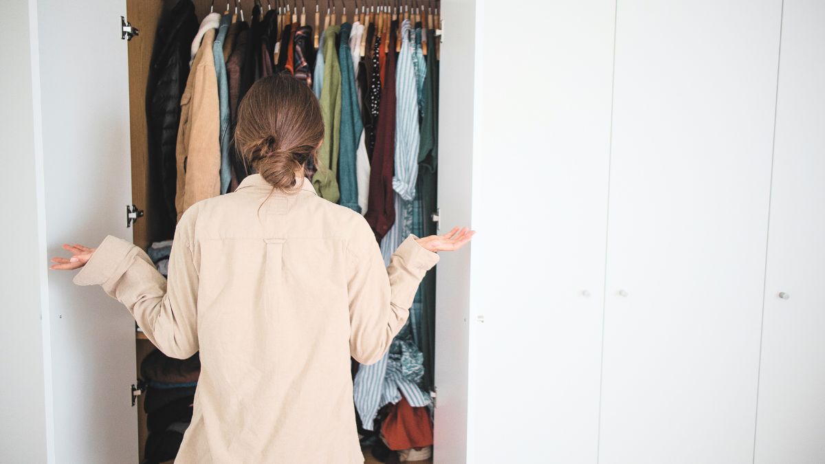 Kleidung ausmisten verschafft nicht nur mehr Platz im Kleiderschrank, sondern auch weniger Stress im Alltag. Darüber hinaus startest du jeden Tag mit einem guten Gefühl, mit Kleidung, die du wirklich magst. In diesem Artikel erfährst du die besten Tipps fürs Ausmisten.