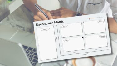 Die Eisenhower-Matrix ist ein Werkzeug zur Priorisierung von Aufgaben. Sie teilt Aufgaben in vier Kategorien ein: wichtig und dringend, wichtig aber nicht dringend, dringend aber nicht wichtig, und weder wichtig noch dringend. Sie hilft dabei, sich auf das Wesentliche zu konzentrieren, effizienter zu arbeiten und Stress zu reduzieren. In diesem Artikel erfährst du, wie du vorgehst und erhältst eine praktische Eisenhower-Matrix zum Download.